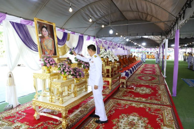 เข้าร่วมในพิธีทำบุญตักบาตรถวายพระราชกุศล ... พารามิเตอร์รูปภาพ 1