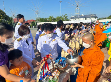 เข้าร่วมในพิธีทำบุญตักบาตรถวายพระราชกุศล ... พารามิเตอร์รูปภาพ 3