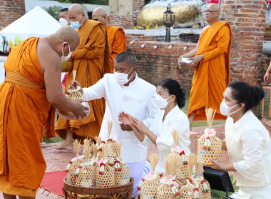 พิธีทำบุญตักบาตร ข้าวสารอาหารแห้งและหล่อเทียนพรรษา พารามิเตอร์รูปภาพ 3