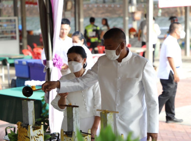 พิธีทำบุญตักบาตร ข้าวสารอาหารแห้งและหล่อเทียนพรรษา พารามิเตอร์รูปภาพ 9