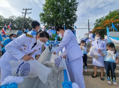 พิธีทำบุญตักบาตร และปล่อยพันธุ์สัตว์น้ำ ถวายพระราชกุศล พารามิเตอร์รูปภาพ 8