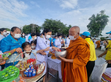 พิธีทำบุญตักบาตร และปล่อยพันธุ์สัตว์น้ำ ถวายพระราชกุศล พารามิเตอร์รูปภาพ 4