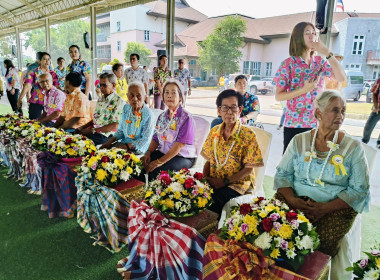 พิธีเปิดโครงการ อบจ. พม. ร่วมใจ สร้างผู้สูงวัยใจเกินร้อย ... พารามิเตอร์รูปภาพ 6