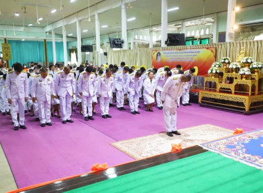 พิธีทำบุญตักบาตรและพิธีเจริญพระพุทธมนต์เพื่อถวายเป็นพระราชกุศลและถวายพระพรชัยมงคล ... พารามิเตอร์รูปภาพ 3