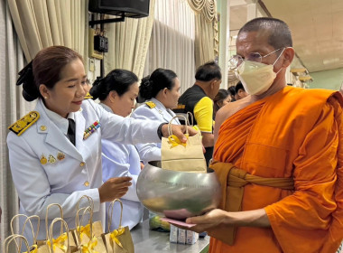 พิธีเจริญพระพุทธมนต์ ทำบุญตักบาตรถวายพระราชกุศล ... พารามิเตอร์รูปภาพ 3